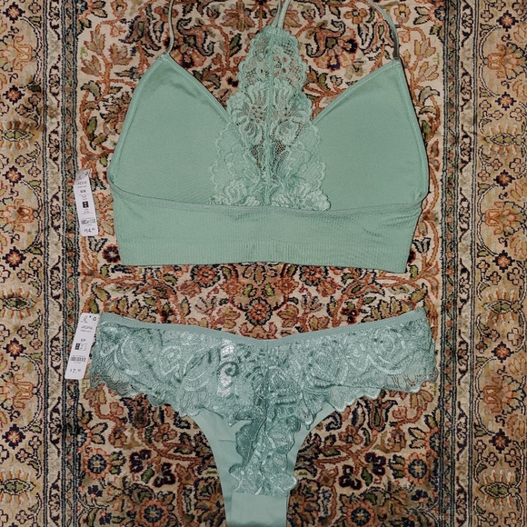 🦋🌹2 Lace Bralettes & Bottoms - Picture 5 of 7